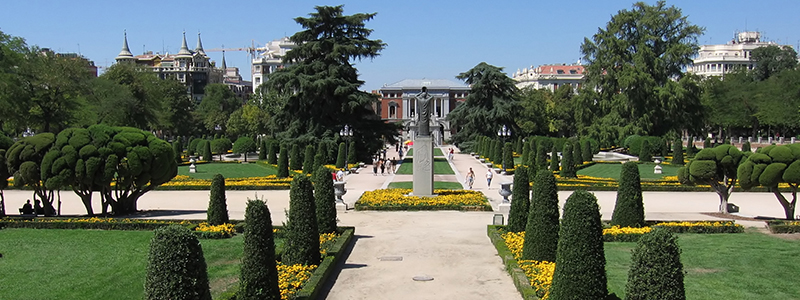 Retiroparken med blomsterprakt och statyer i centrala Madrid.